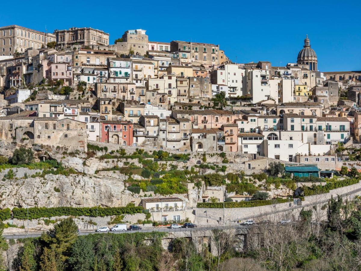 Vintage Holiday Home In Ragusa Ibla With Balcony Bagian luar foto