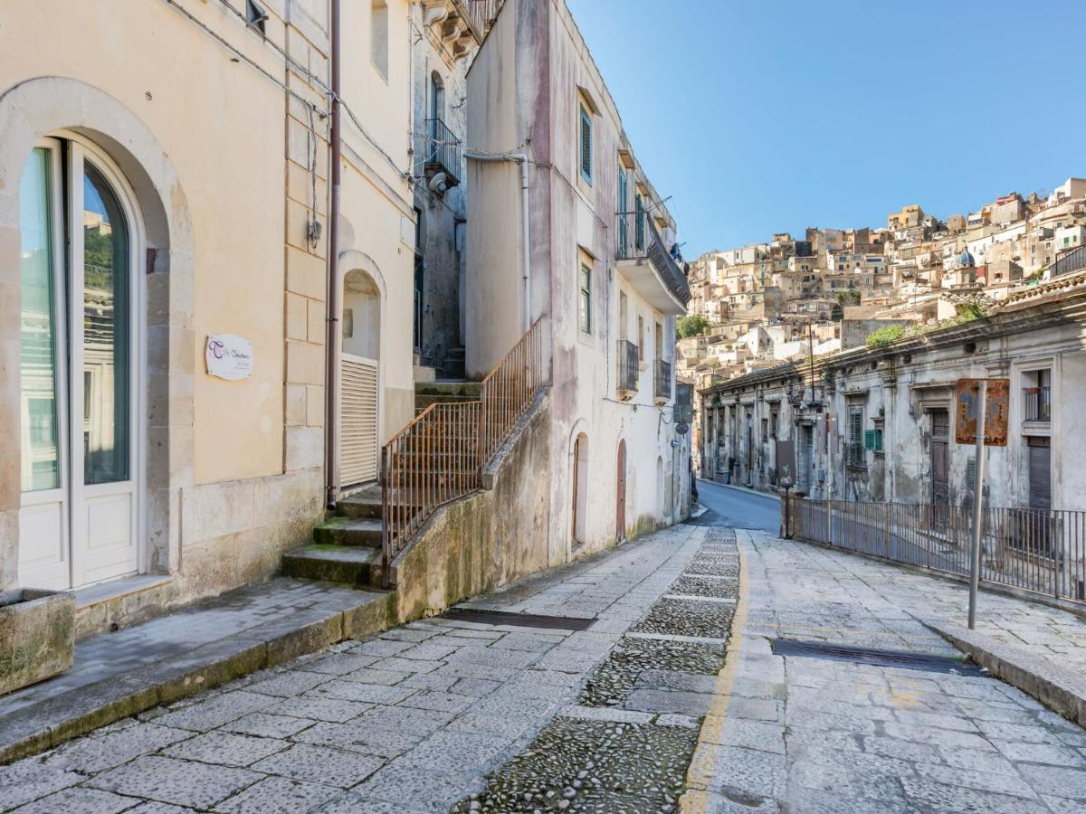 Vintage Holiday Home In Ragusa Ibla With Balcony Bagian luar foto